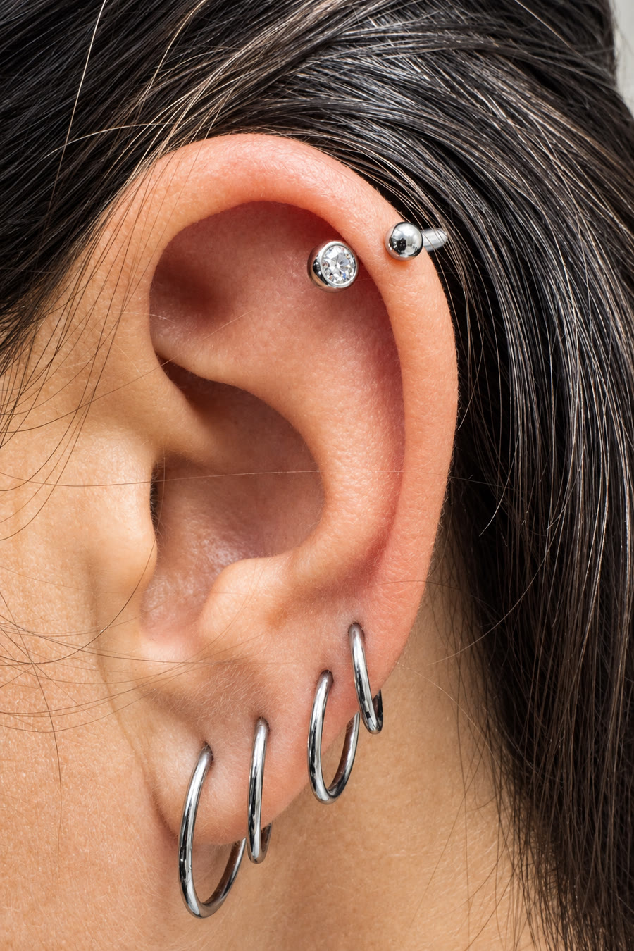Helix-Piercing der Mutter im Partnerlook