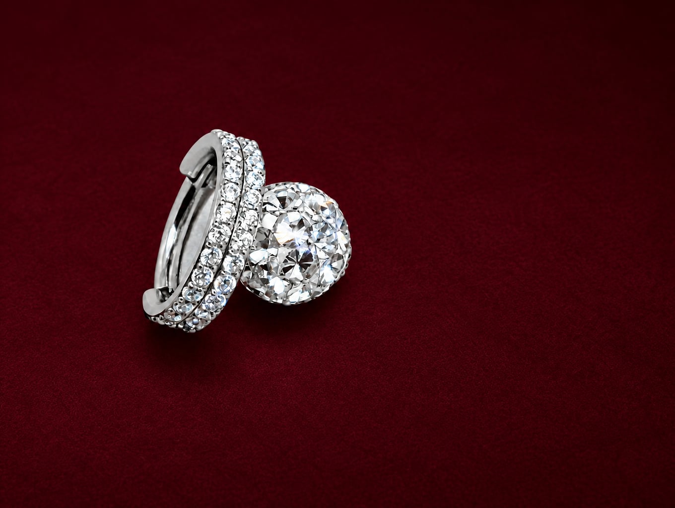 Neuer Piercingschmuck aus Weißgold: Ring und Kristallkugel